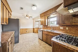 1807 Parkcrest St, Alvin, TX 77511 - Photo 4