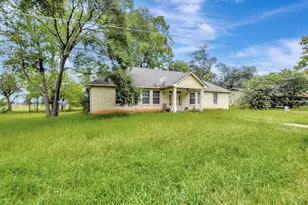 306 Heath Ave, Madisonville, TX 77864 - Photo 2