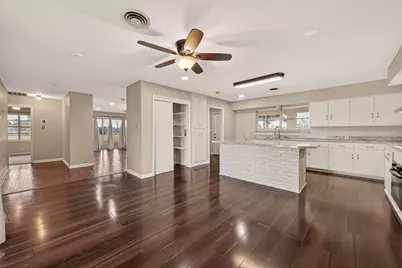 10645 Oak Brook Dr, Houston, TX 77013 - Photo 12