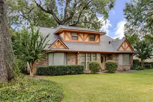 118 Arrow Wood St, Lake Jackson, TX 77566 - Photo 2