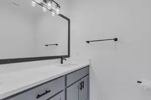 8136 Chateau St, Houston, TX 77028 - Photo 6