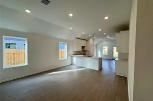 2814 Ravine Bluffs Ct, League City, TX 77573 - Photo 2