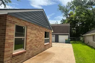 1607 W Houston Dr, La Marque, TX 77568 - Photo 4
