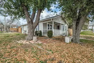 131 Milton St, Lewisville, TX 75057 - Photo 2