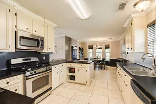 155 Silverbell Cir, Lake Jackson, TX 77566 - Photo 10