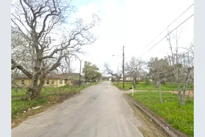 209 Moutray Avenue, Wharton, TX 77488 - Photo 6