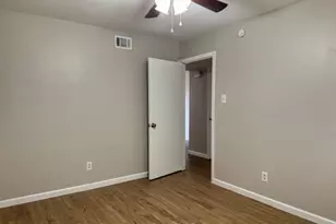 2101 6th Ave N, Texas City, TX 77590 - Photo 8