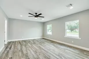300 N Shanks St, Clute, TX 77531 - Photo 16