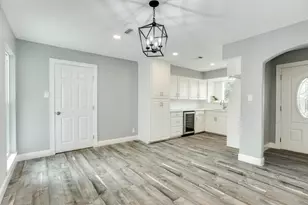 300 N Shanks St, Clute, TX 77531 - Photo 10
