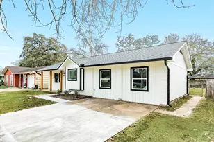 300 N Shanks St, Clute, TX 77531 - Photo 2