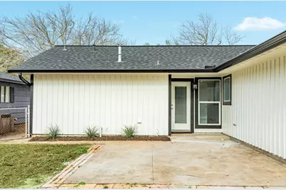 300 N Shanks Street, Clute, TX 77531 - Photo 4