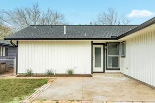 300 N Shanks St, Clute, TX 77531 - Photo 4