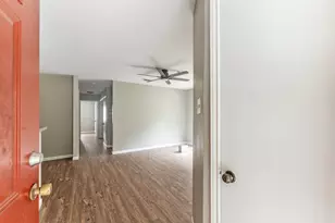 2404 Sycamore Ave, Huntsville, TX 77340 - Photo 4