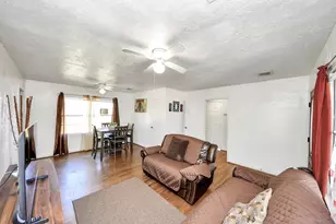 11029 Muscatine St, Houston, TX 77029 - Photo 6