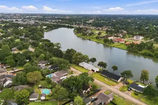 423 Lakeview Dr, Sugar Land, TX 77498 - Photo 6