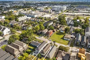 1315 W 22nd St, Houston, TX 77008 - Photo 2