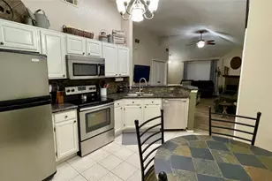 132 Cotton Dr, Lake Jackson, TX 77566 - Photo 4