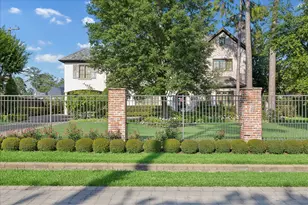724 W Friar Tuck Ln, Houston, TX 77024 - Photo 2