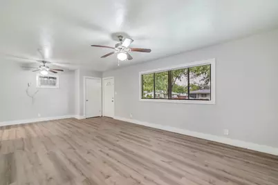 207 W Saunders Street, League City, TX 77573 - Photo 6