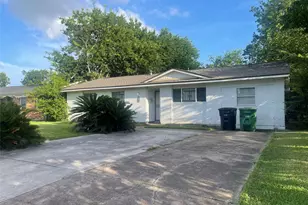 5250 Dumore Dr, Houston, TX 77048 - Photo 2