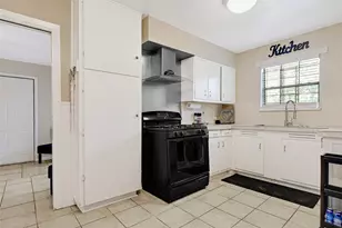 5843 Kenilwood Dr, Houston, TX 77033 - Photo 10