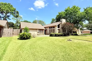 2702 S Pine Hill Dr, Pearland, TX 77581 - Photo 1