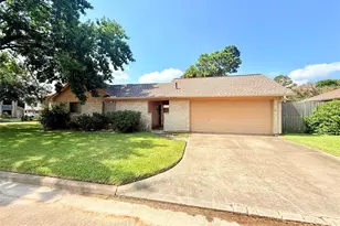 2702 S Pine Hill Dr, Pearland, TX 77581 - Photo 2