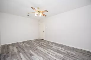 11915 N Hanworth Dr, Houston, TX 77031 - Photo 32