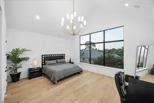 209 W 10th 1/2 St, Houston, TX 77008 - Photo 12