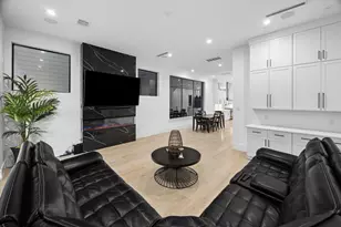 209 W 10th 1/2 St, Houston, TX 77008 - Photo 10