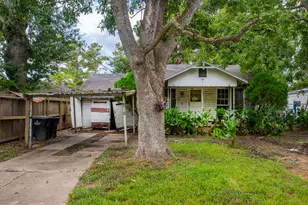 1720 W Sidnor St, Alvin, TX 77511 - Photo 1