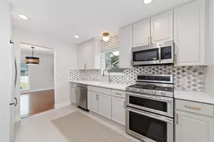 10206 Oak Point Dr, Houston, TX 77043 - Photo 10