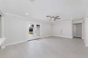 10206 Oak Point Dr, Houston, TX 77043 - Photo 8