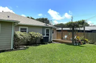 126 Dolphin, Galveston, TX 77550 - Photo 18