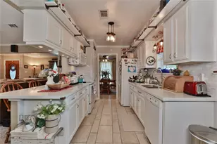 203 Tamarind St, Lake Jackson, TX 77566 - Photo 12