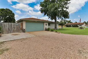 203 Tamarind St, Lake Jackson, TX 77566 - Photo 4