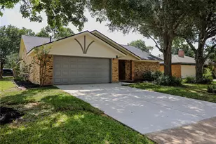 51 Sweetgum Ct, Lake Jackson, TX 77566 - Photo 2