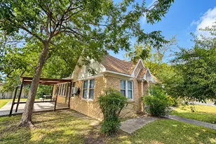 113 W Lobit St, Baytown, TX 77520 - Photo 4