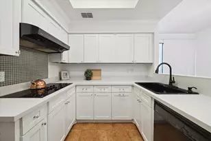 368 Litchfield Ln, Houston, TX 77024 - Photo 8