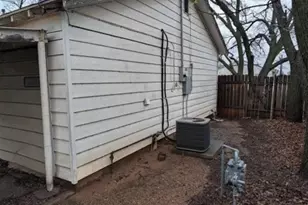 201 S Park Ave, Iowa Park, TX 76367 - Photo 2