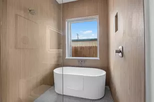 422 E 41st St, Houston, TX 77022 - Photo 14