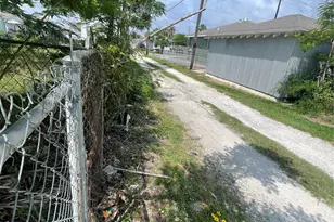 4618 Ave Q 1/2, Galveston, TX 77551 - Photo 4