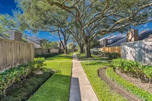 13833 Hollowgreen Dr, Houston, TX 77082 - Photo 2