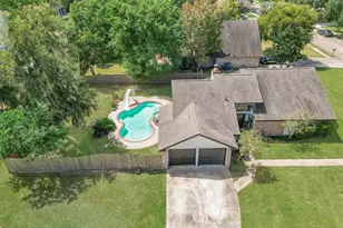 338 Banyan St, Lake Jackson, TX 77566 - Photo 4