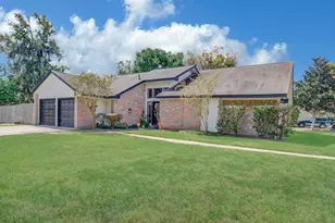 338 Banyan St, Lake Jackson, TX 77566 - Photo 2