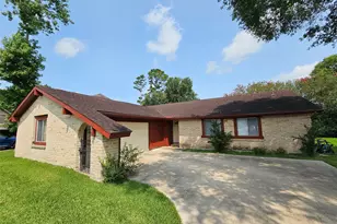 221 Palm Aire Dr, Friendswood, TX 77546 - Photo 1