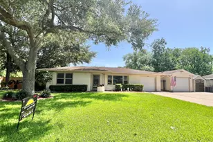 8009 Dellanera Dr, Hitchcock, TX 77563 - Photo 2