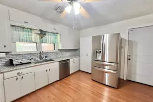 8009 Dellanera Dr, Hitchcock, TX 77563 - Photo 14