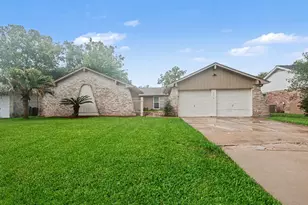 16318 Blackhawk Blvd, Friendswood, TX 77546 - Photo 2