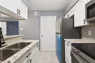 2100 Wilcrest Dr, Houston, TX 77042 - Photo 18